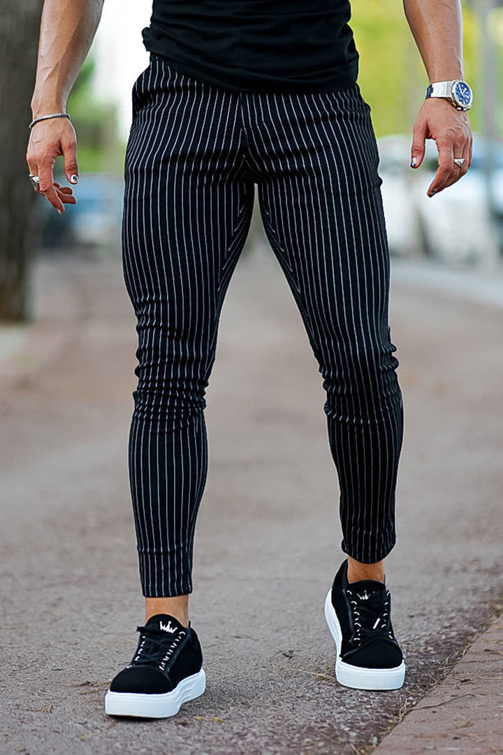 Elegante gestreifte Herrenhose in Schwarz, moderne Stoffhose für Business & Freizeitmode.