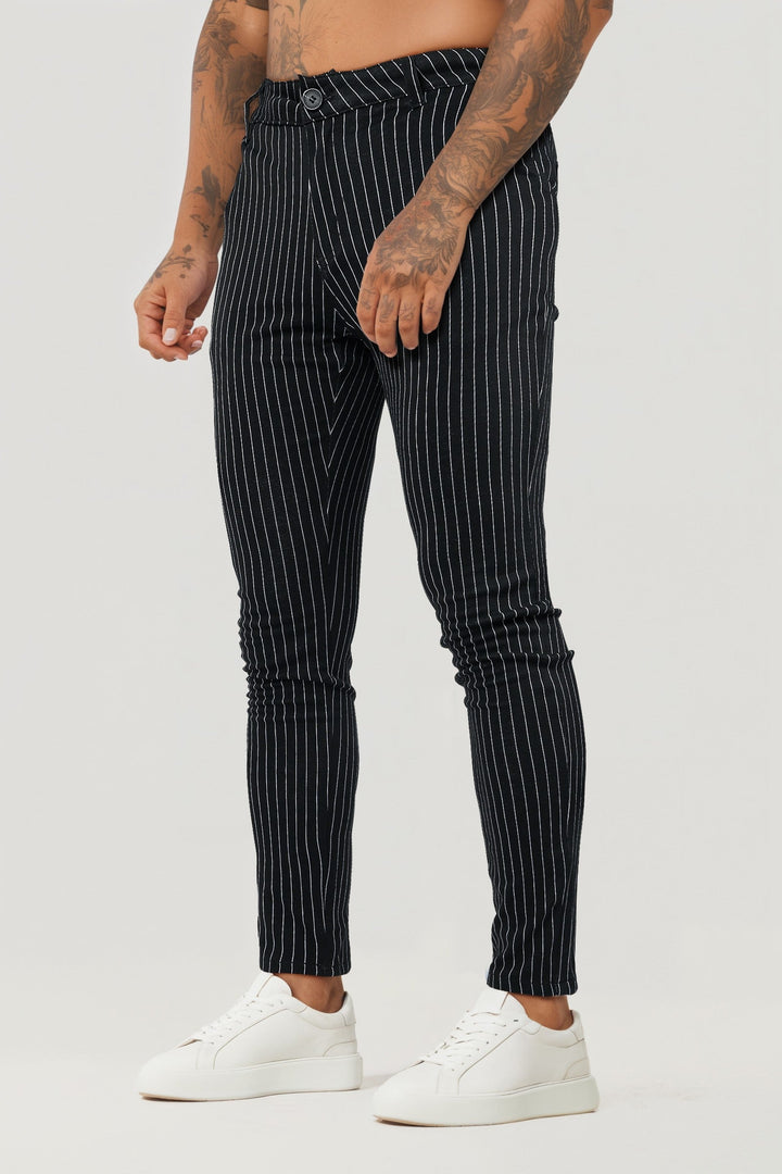 Graue gestreifte Herren Chino-Stoffhose, modern & klassisch, ideal für smarte Freizeitlooks.