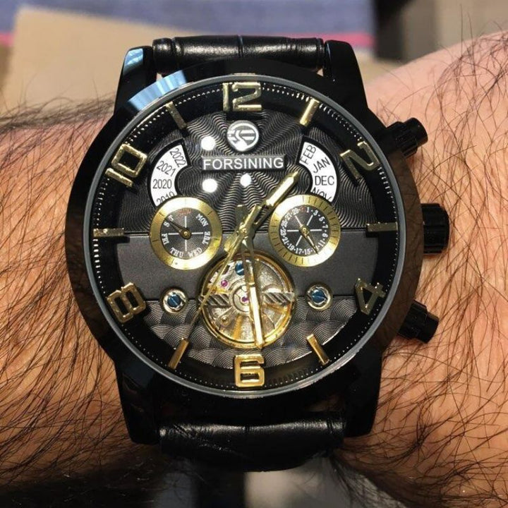 Detailaufnahme der wasserdichten Herren Luxusuhr: Schwarzes Zifferblatt, Edelstahl, Saphirglas.