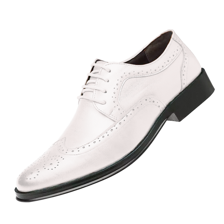Nahaufnahme von glänzenden Herren Business Schuhen aus Leder, Details der Schnürung und hochwertigen Verarbeitung.