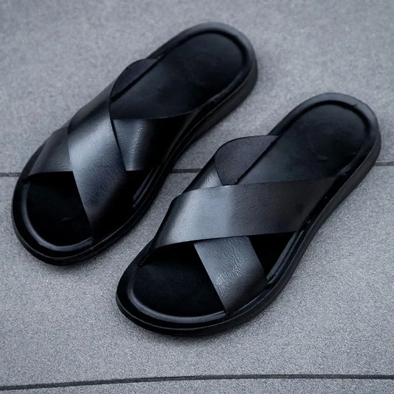 Schwarze Herren Pantoletten, bequem, leicht, stilvoll. Perfekte Sommerschuhe & Freizeitschuhe für entspannte Tage & Urlaub.