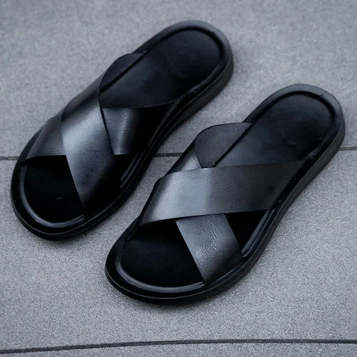 Schwarze Herren Pantoletten, bequem, leicht, stilvoll. Perfekte Sommerschuhe & Freizeitschuhe für entspannte Tage & Urlaub.