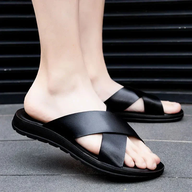 Elegante Herren Sandalen aus weichem Material, Slip-On Design. Ideal für Strand, Freizeit und Urlaub im Sommer.