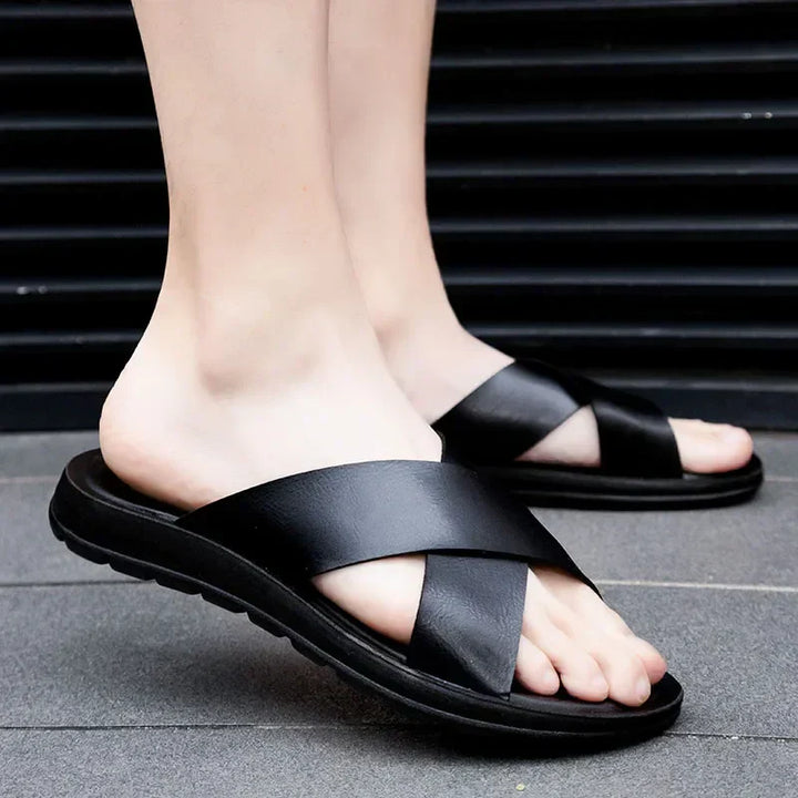 Elegante Herren Sandalen aus weichem Material, Slip-On Design. Ideal für Strand, Freizeit und Urlaub im Sommer.