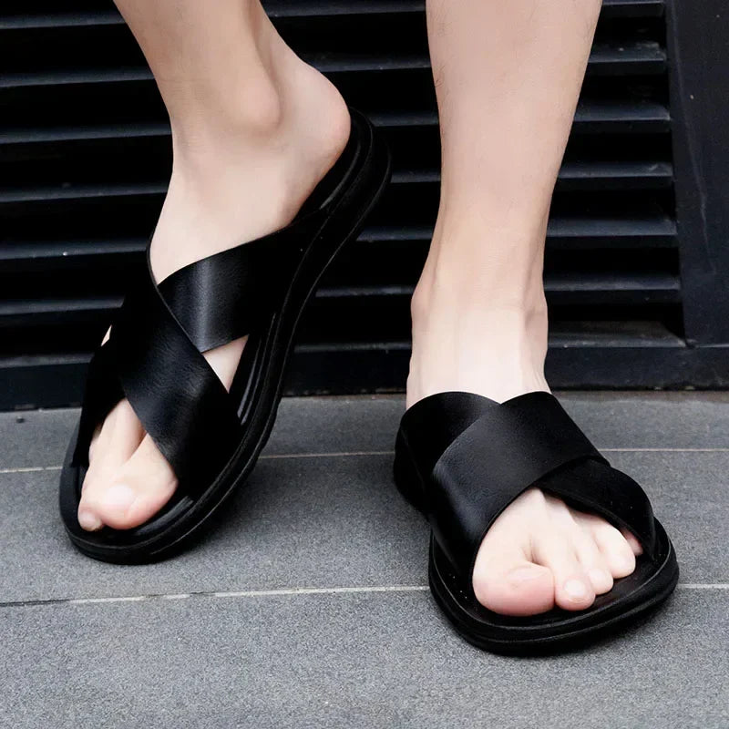 Bequeme Herren Sommer Pantoletten in Dunkelblau, offene Freizeitschuhe. Perfekt als Strandschuhe & Urlaubsschuhe.
