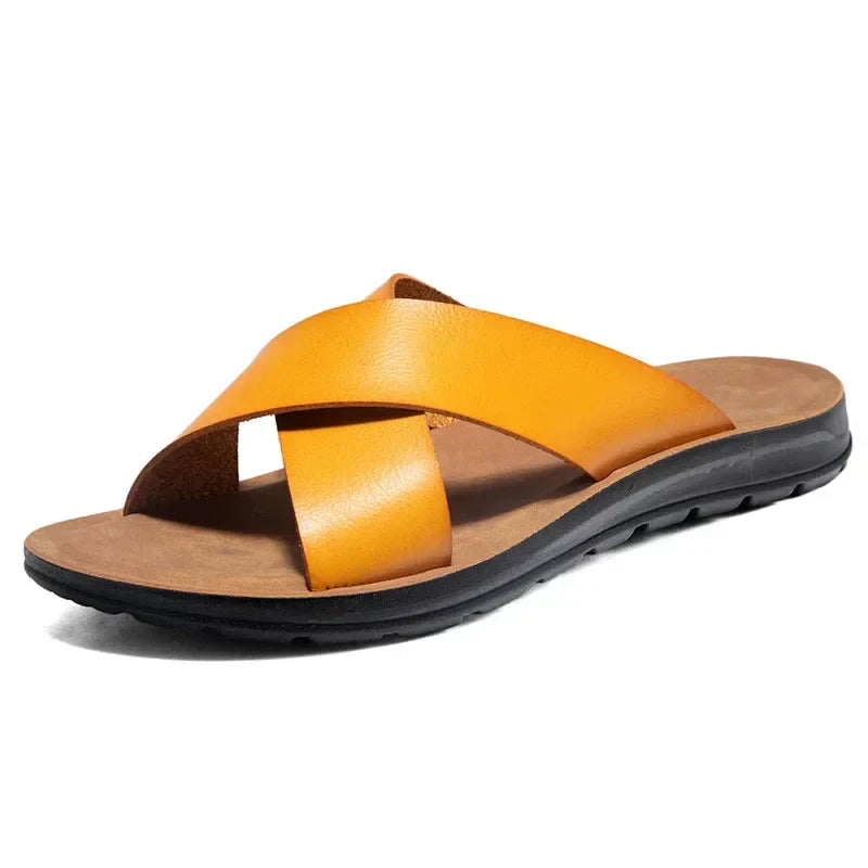 Nahaufnahme schwarzer Herren Sommer Pantoletten. Leichte Slip-On Sandalen für Komfort im Urlaub und Freizeit.