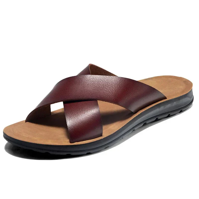 Moderne Herren Pantoletten, elegante offene Schuhe. Bequeme Sandalen für stilvolle Sommerauftritte & entspannte Tage.