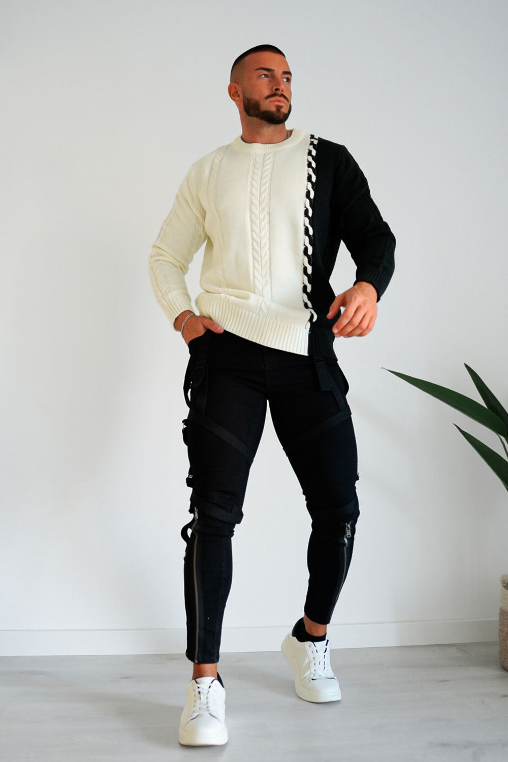 Moderne schwarze Slim Fit Herrenjeans für den perfekten Look, mit Reißverschluss-Detail.