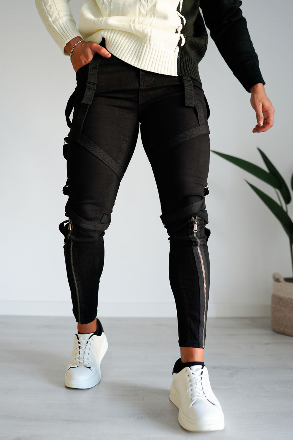 Eng anliegende schwarze Herren Skinny Jeans mit Reißverschluss, perfekt für stilvolle Männer Fashion.