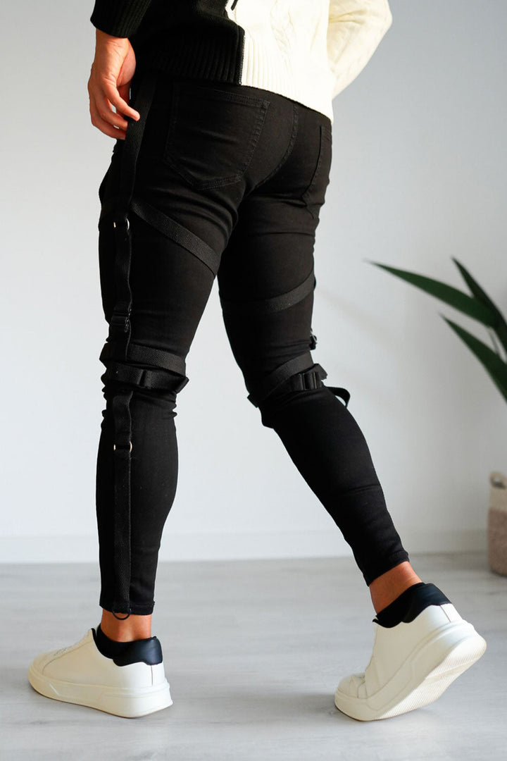 Hochwertige schwarze Herrenjeans im Skinny Fit, mit Reißverschluss und modernem Schnitt.