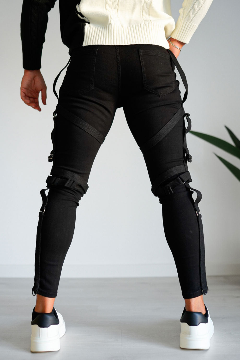 Detailansicht der schwarzen Männer Slim Jeans mit Reißverschluss und Knopfverschluss.