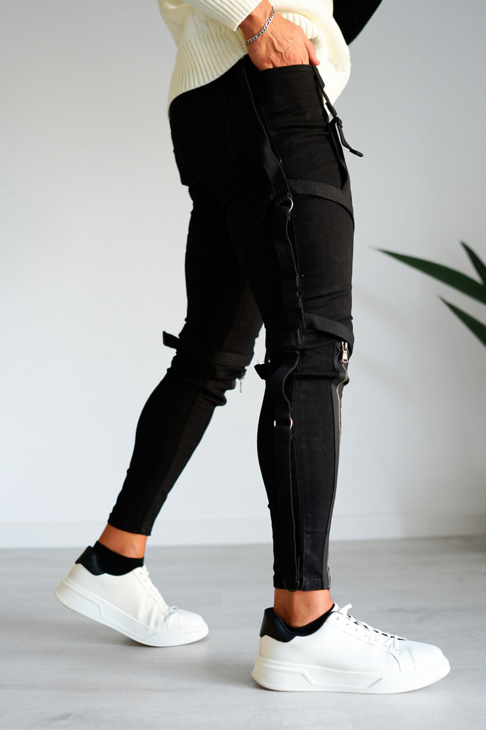 Figurbetonte schwarze Skinny Jeans für Herren, mit Reißverschluss für eine moderne Silhouette.