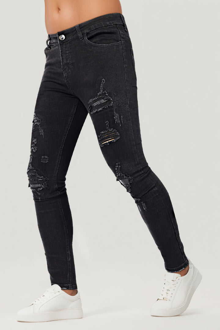 Eng anliegende schwarze Destroyed Herrenjeans im Slim Fit; bequem & perfekt für den Alltag.
