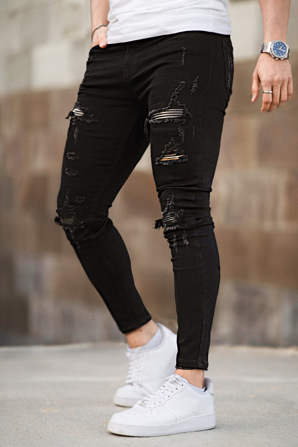 Vielseitige schwarze Herrenjeans, zerrissenes Design, ideal für Freizeit und urbane Outfits.