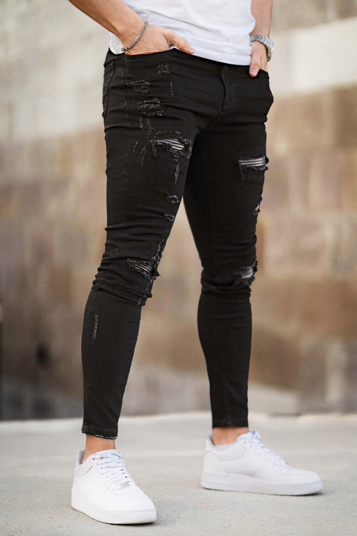 Rückansicht der figurbetonten schwarzen Skinny Jeans für Herren, unterstreicht den modernen Schnitt.