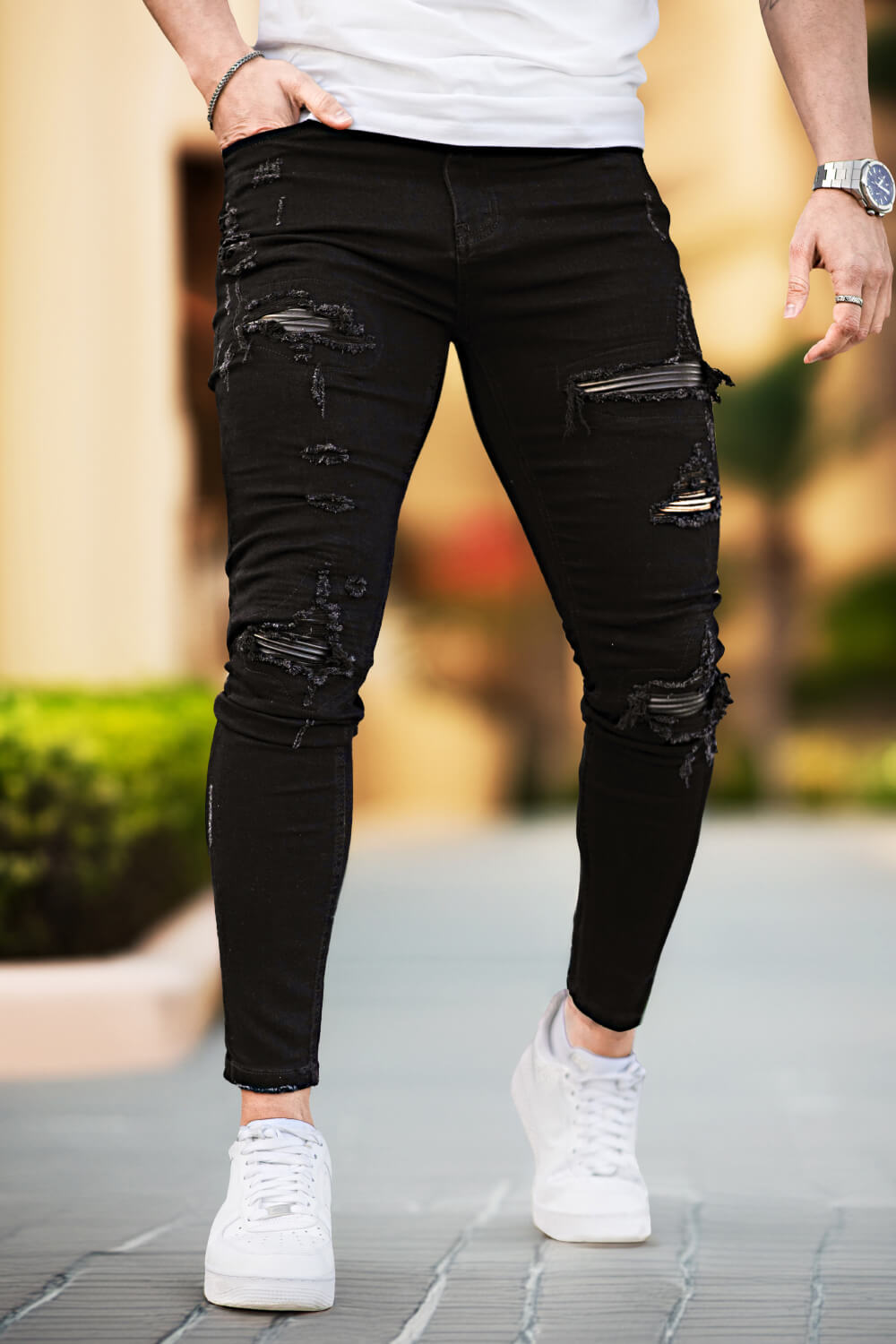 Stylische zerrissene schwarze Herren Skinny Jeans, kreiert einen markanten, urbanen Look.