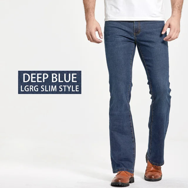 Schwarze Herren Bootcut Jeans, Slim Fit Schnitt, vielseitige Hose für Freizeit und Business Casual.