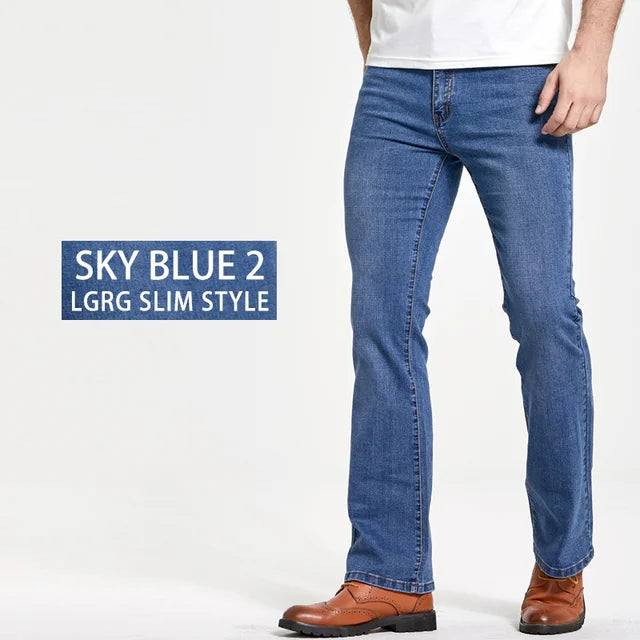 Dunkelblaue Slim Fit Bootcut Jeans für Herren, bequeme und modische Freizeithose.