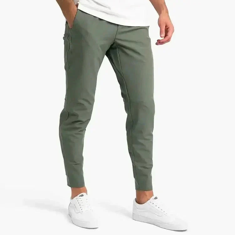Elegante Herrenhose "Ashton" in Slim Fit mit geradem Bein, bietet Komfort für den gepflegten Look.