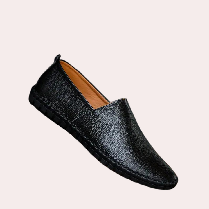 Schwarze Herren Slipper: Elegante, bequeme Mokassins für stilvolle Freizeit. Perfekte Sommerschuhe für den modernen Mann.