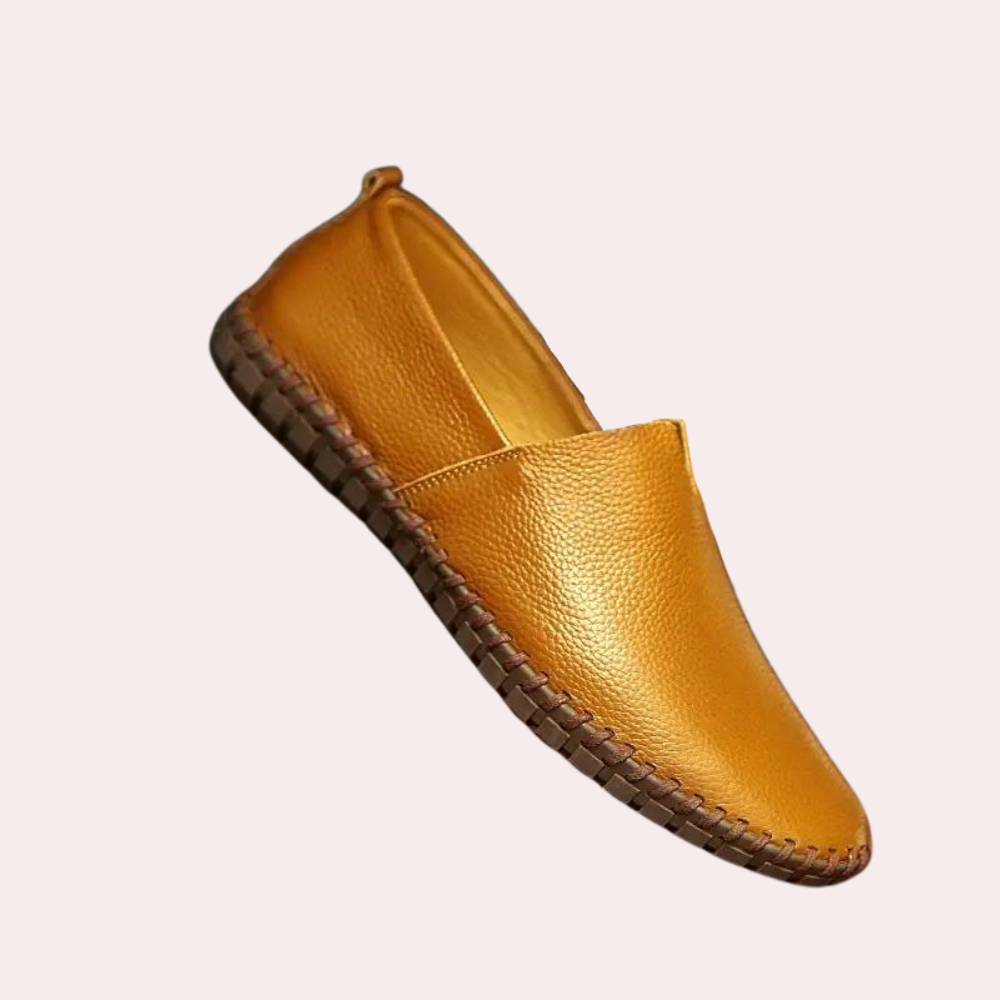 Braune Herren Slipper: Bequeme Sommerschuhe für Freizeit & Eleganz. Stilvolle Mokassins, ideal für den modernen Mann.