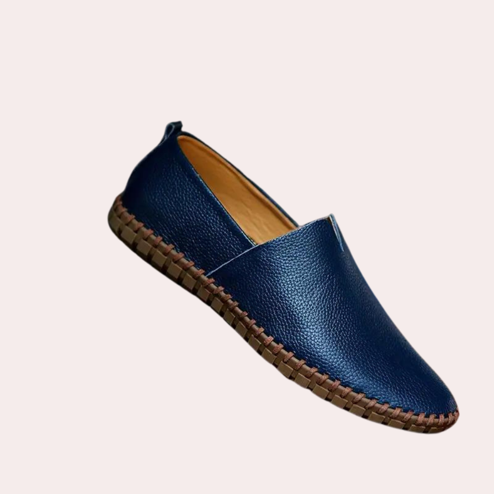 Blaue Herren Slipper: Stilvolle & bequeme Mokassins. Perfekte Sommerschuhe für elegante Freizeitlooks des modernen Mannes.