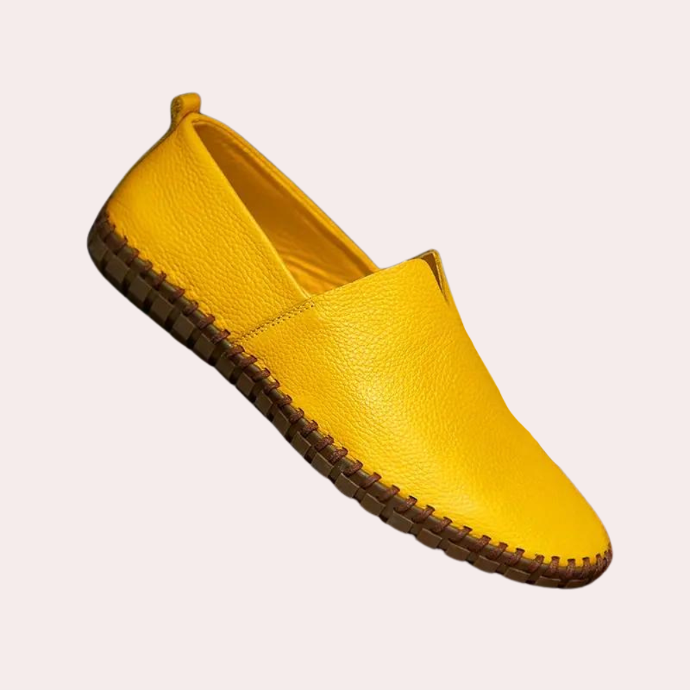 Weiße Herren Slipper: Leichte, bequeme Sommerschuhe. Elegante Mokassins für stilvolle Freizeitlooks des modernen Mannes.