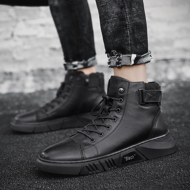 Vielseitige schwarze Herren Stiefel für jede Jahreszeit. Bequeme und strapazierfähige Halbstiefel für Herren.