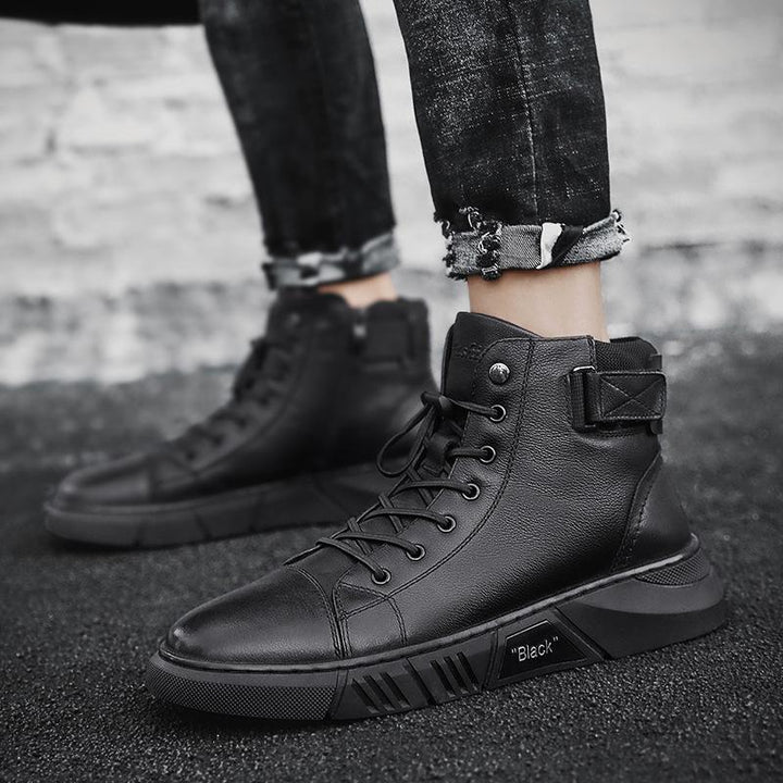 Vielseitige schwarze Herren Stiefel für jede Jahreszeit. Bequeme und strapazierfähige Halbstiefel für Herren.