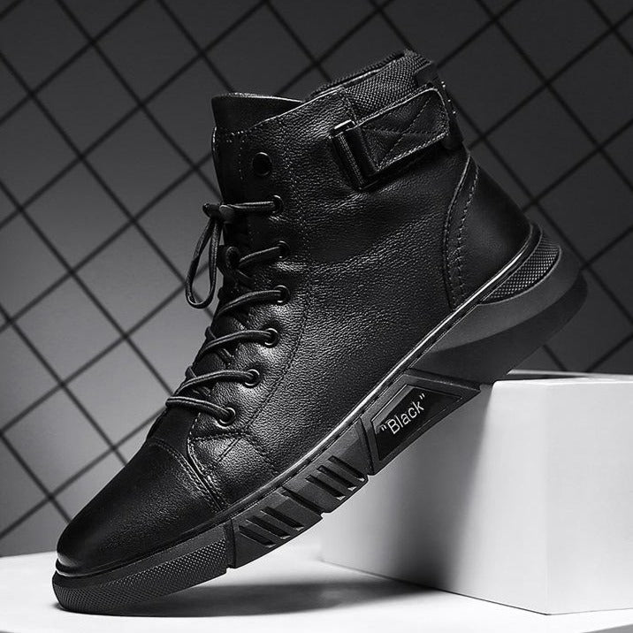 Nahaufnahme: Hochwertige schwarze Herren Stiefel, robust & stilvoll für Alltag & Freizeit. Komfortable Passform.