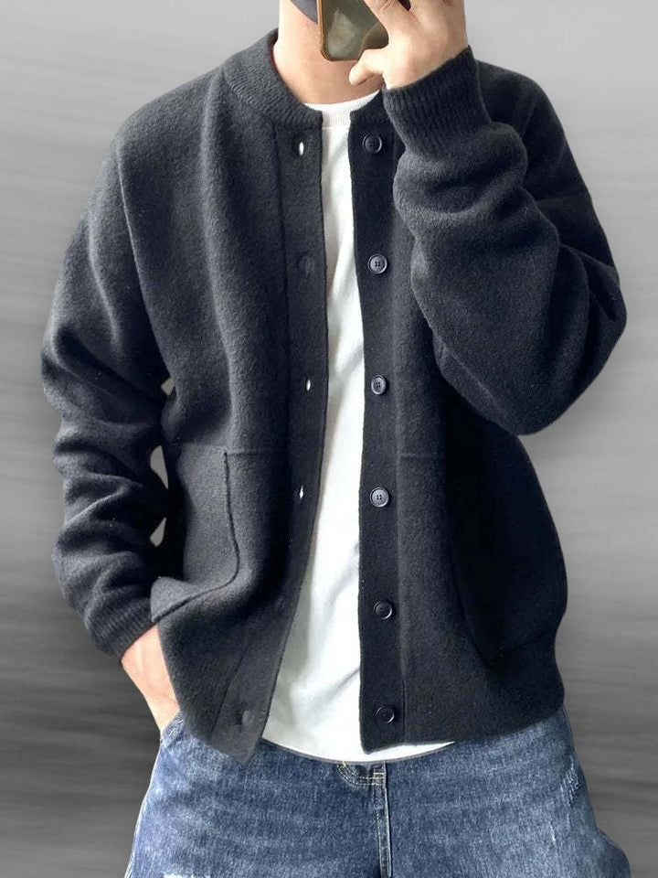 Beiger Nate Cardigan für Herren, gestrickt, mit Knopfleiste, ideal als vielseitiges Oberteil.