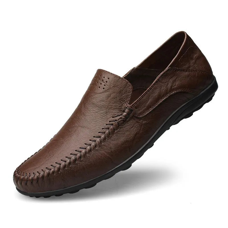 Ein Paar schwarze und blaue italienische Mokassins, Unisex-Design, perfekt als elegante Freizeitschuhe oder Business-Slipper.