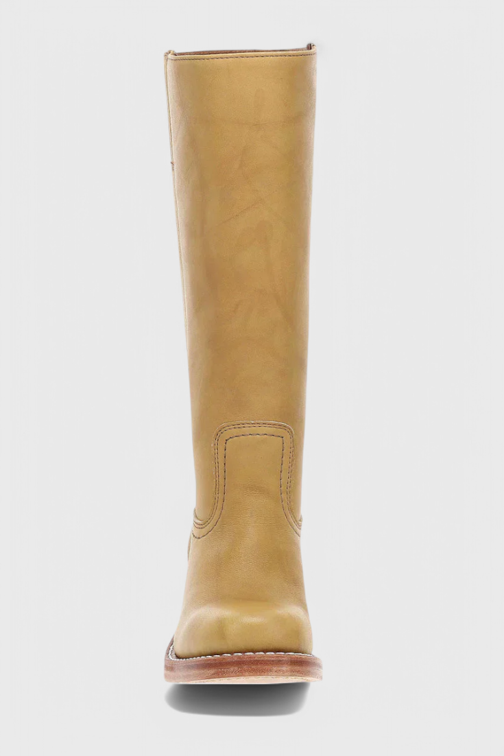 Braune Kniehohe Schlupfstiefel für Damen, alltagstauglich und bequem, mit stabilen Blockabsatz.