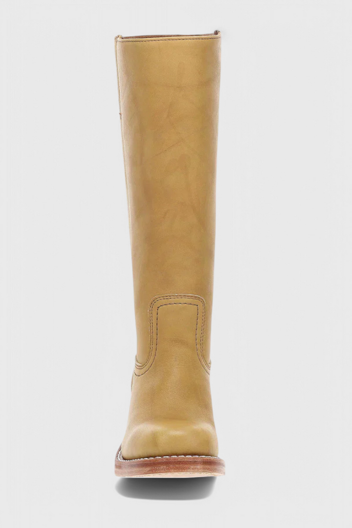Braune Kniehohe Schlupfstiefel für Damen, alltagstauglich und bequem, mit stabilen Blockabsatz.