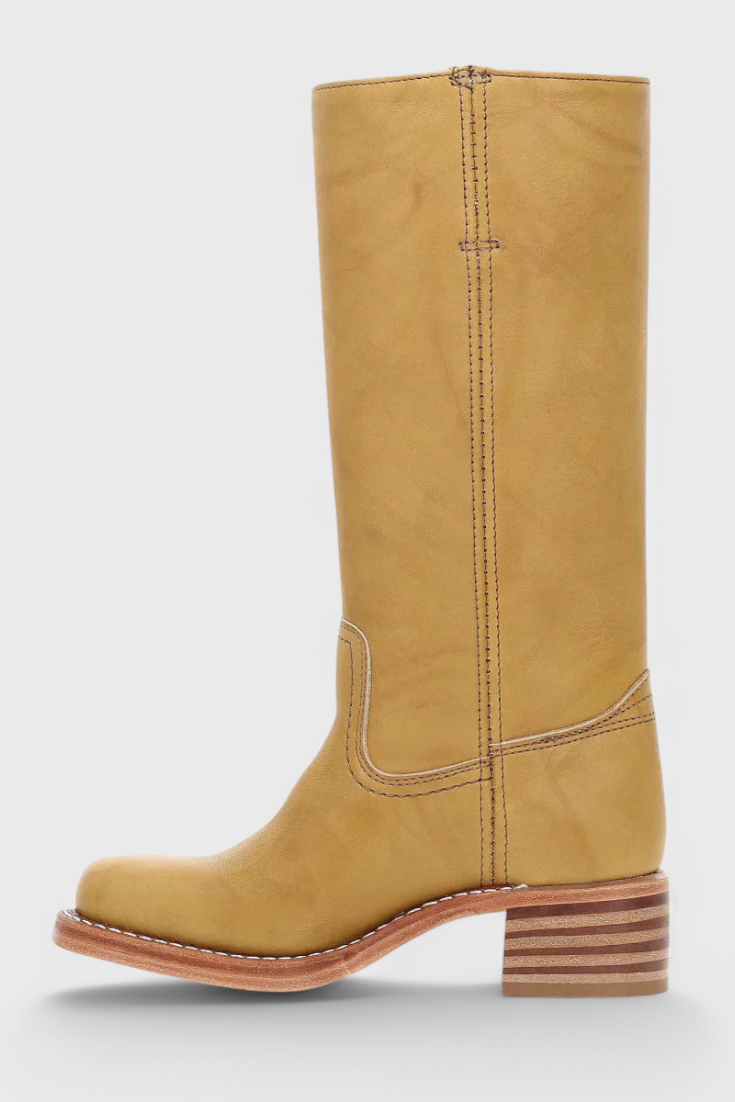 Stylische gelbe Damen Schlupfstiefel, kniehoch, mit modischem Blockabsatz für einen frischen Look.