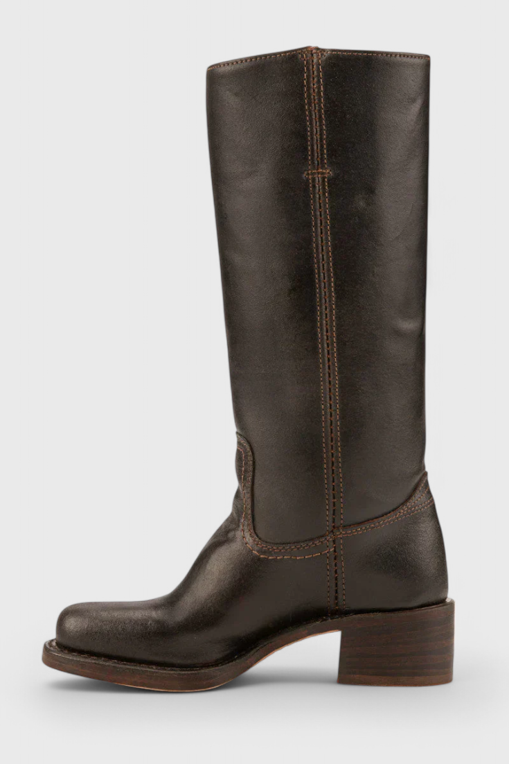 Seitenansicht: Braune Damen Schlupfstiefel kniehoch, mit Blockabsatz und glatter Optik.