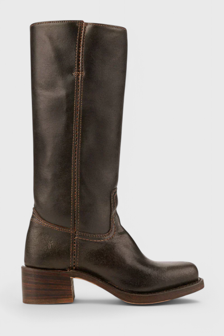 Detailaufnahme: Eleganter Blockabsatz der Kayla Damen Kniehohen Schlupfstiefel in Schwarz.