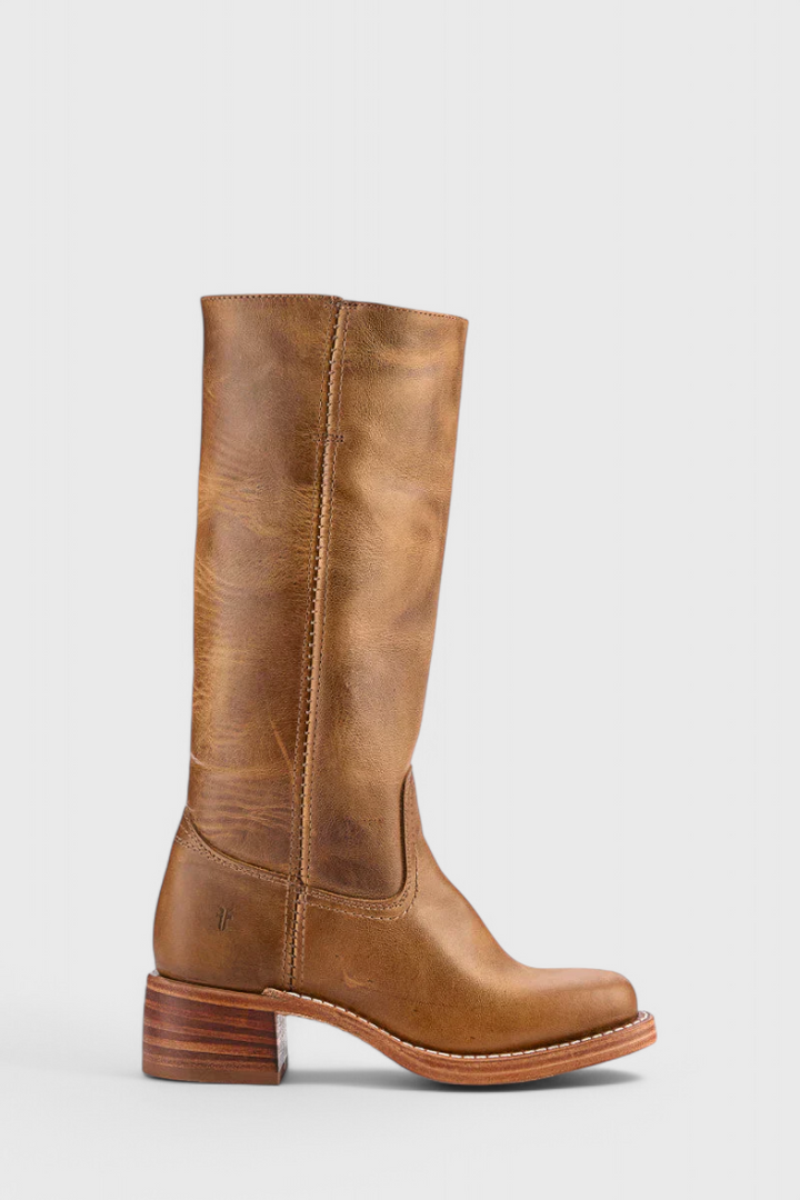 Rückenansicht: Gelbe Damen Kniehohe Schlupfstiefel mit weitem Schaft für leichtes Anziehen.