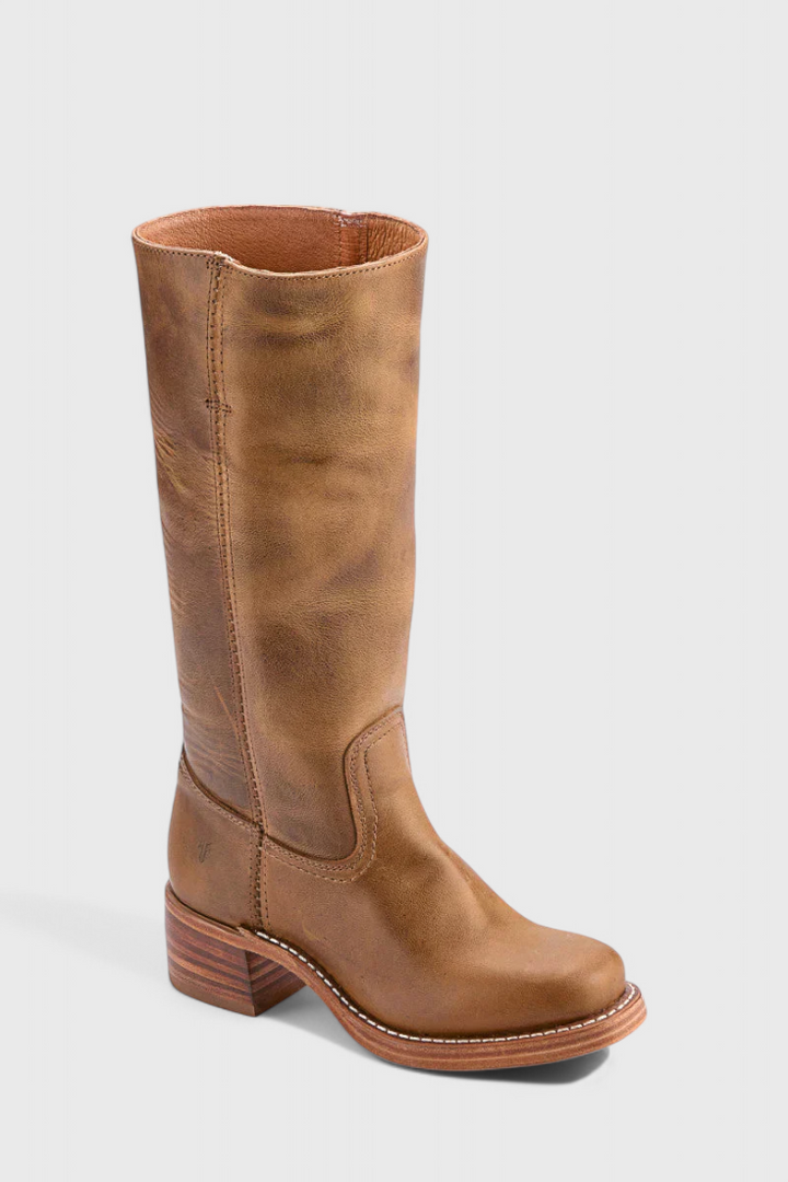 Hochwertige braune Damen Schlupfstiefel, kniehoch, mit stabilem Blockabsatz für langanhaltenden Tragekomfort.