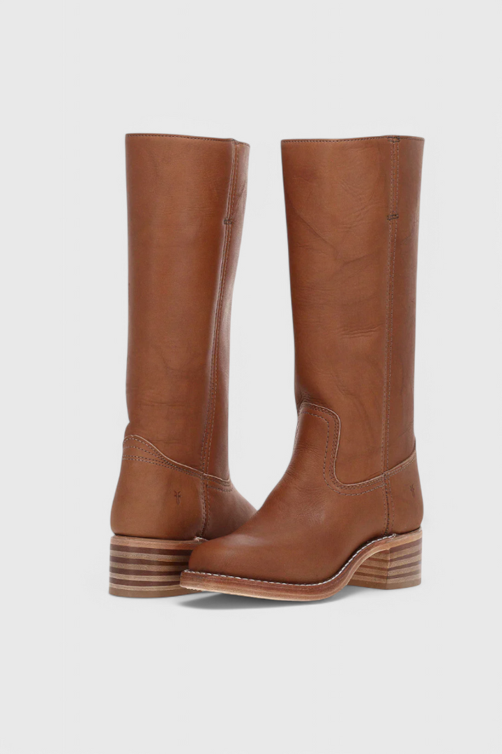 Kayla Damenstiefel in Gelb, kniehoch und modisch, als Schlupfstiefel mit Blockabsatz designt.