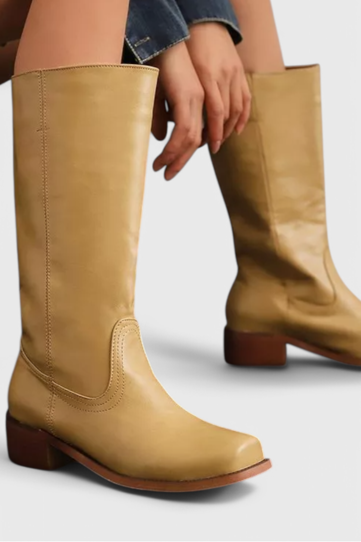 Braune, modische Damen Kniehohe Schlupfstiefel mit robustem Blockabsatz, ideal für den Alltag.