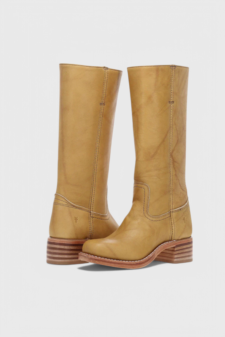 Braune Damen Schlupfstiefel Kayla, kniehoch, für einen modischen und bequemen Auftritt im Herbst.