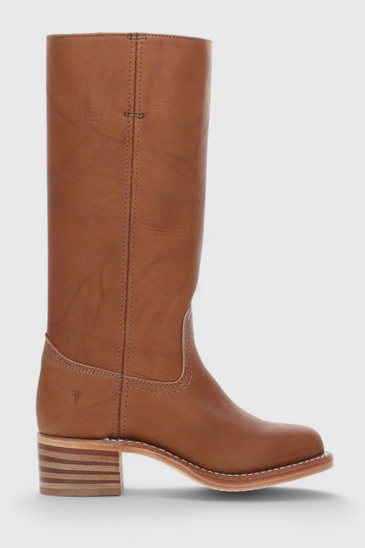 Klassische braune Damen Schlupfstiefel, kniehoch, mit stabilem Blockabsatz für modische Outfits.