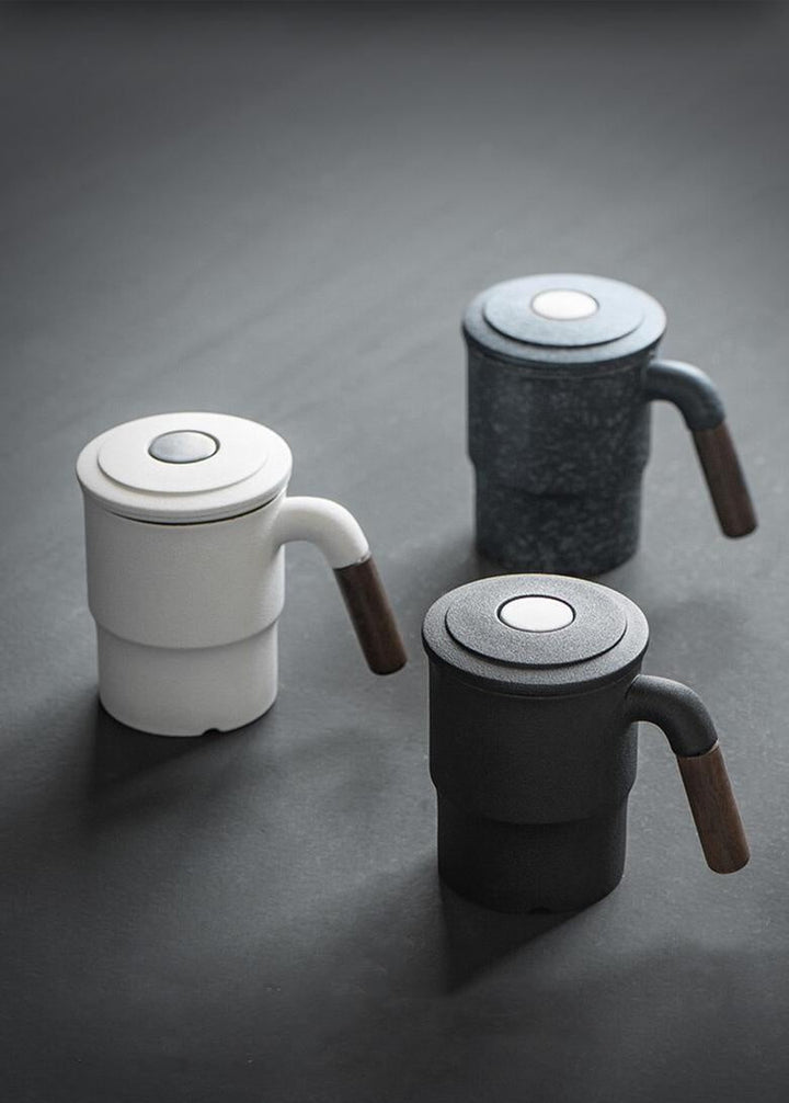 Stilvolle Bürotasse in Tiefblau aus Keramik, mit Sieb und Deckel – perfekt für heiße Getränke.