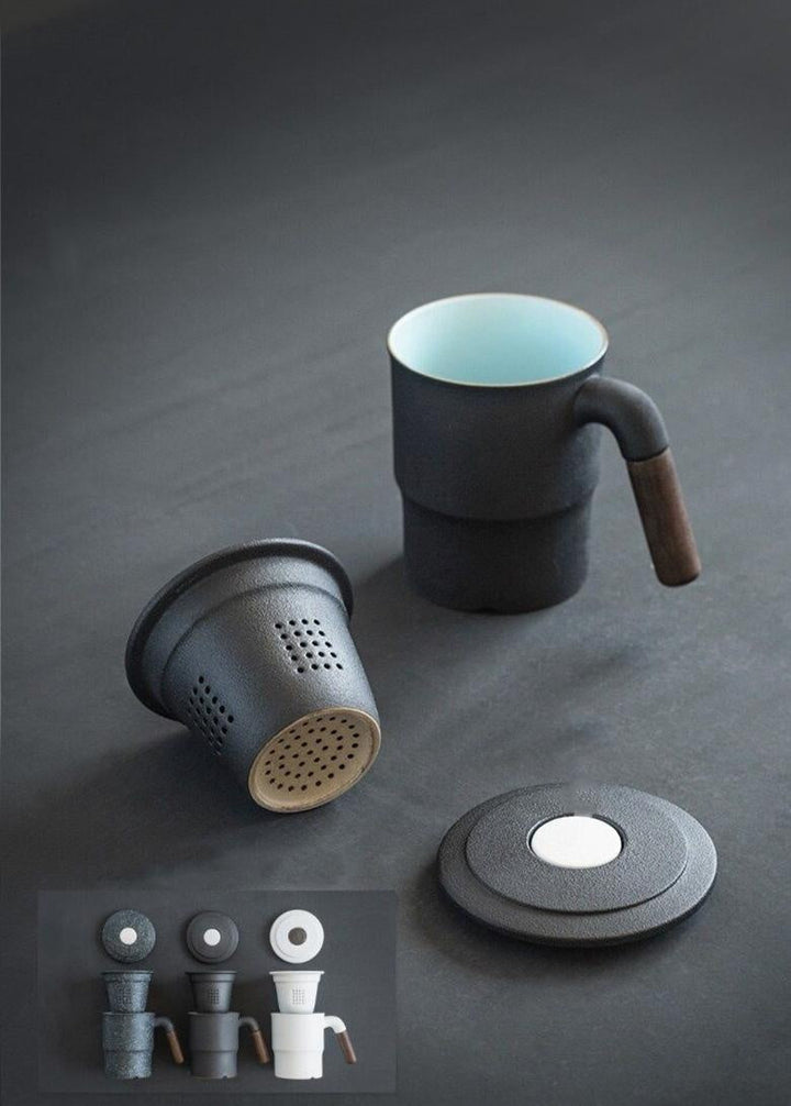 Geschenkidee: Keramiktasse mit Deckel & Sieb für individuelle Teezubereitung, in Schwarz oder Tiefblau.