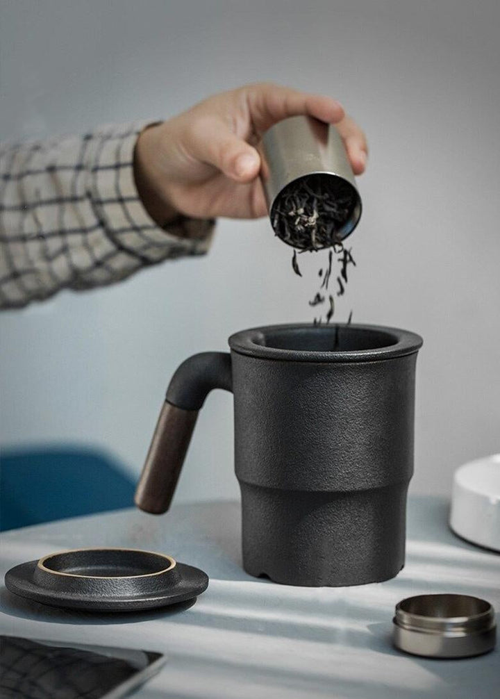 Praktische Keramik Teetasse mit Deckel zum Warmhalten und Sieb für optimalen Teegenuss.