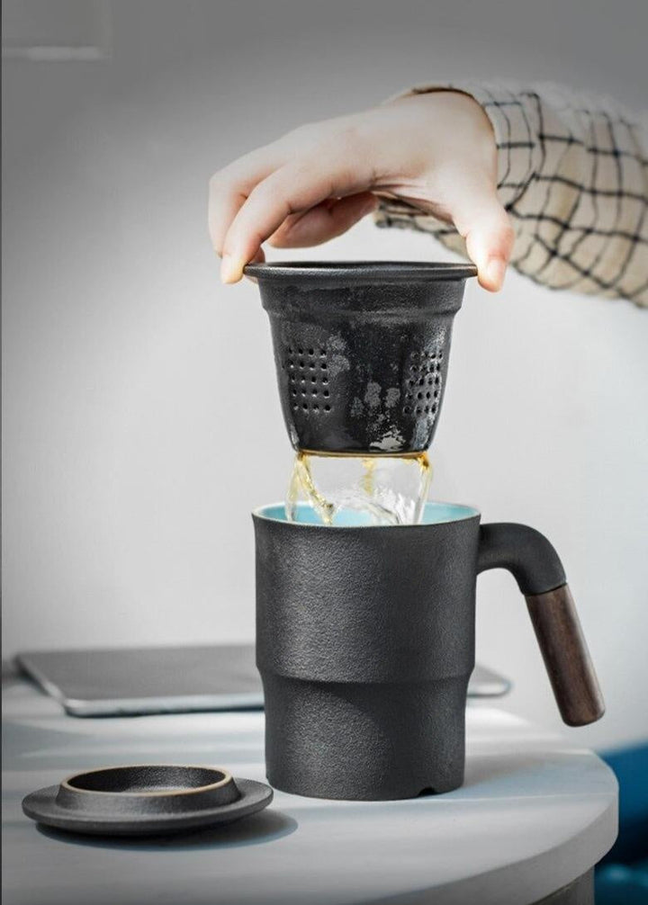 Einzelportion Teegeschirr: Hochwertige Keramiktasse (pw260515) in Tiefblau mit Deckel und Sieb.