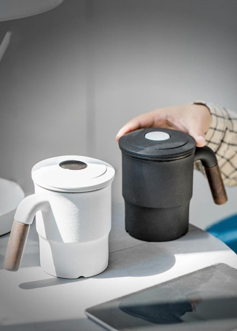 Zeitlose Keramik Teetasse in Schwarz mit Sieb & Deckel – ein Muss für jeden Teeliebhaber.