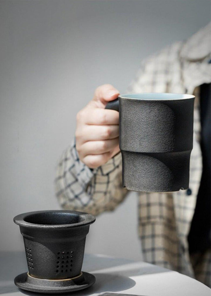 Bequeme Teezubereitung mit dieser Keramiktasse in Tiefblau, inklusive Deckel und Sieb.
