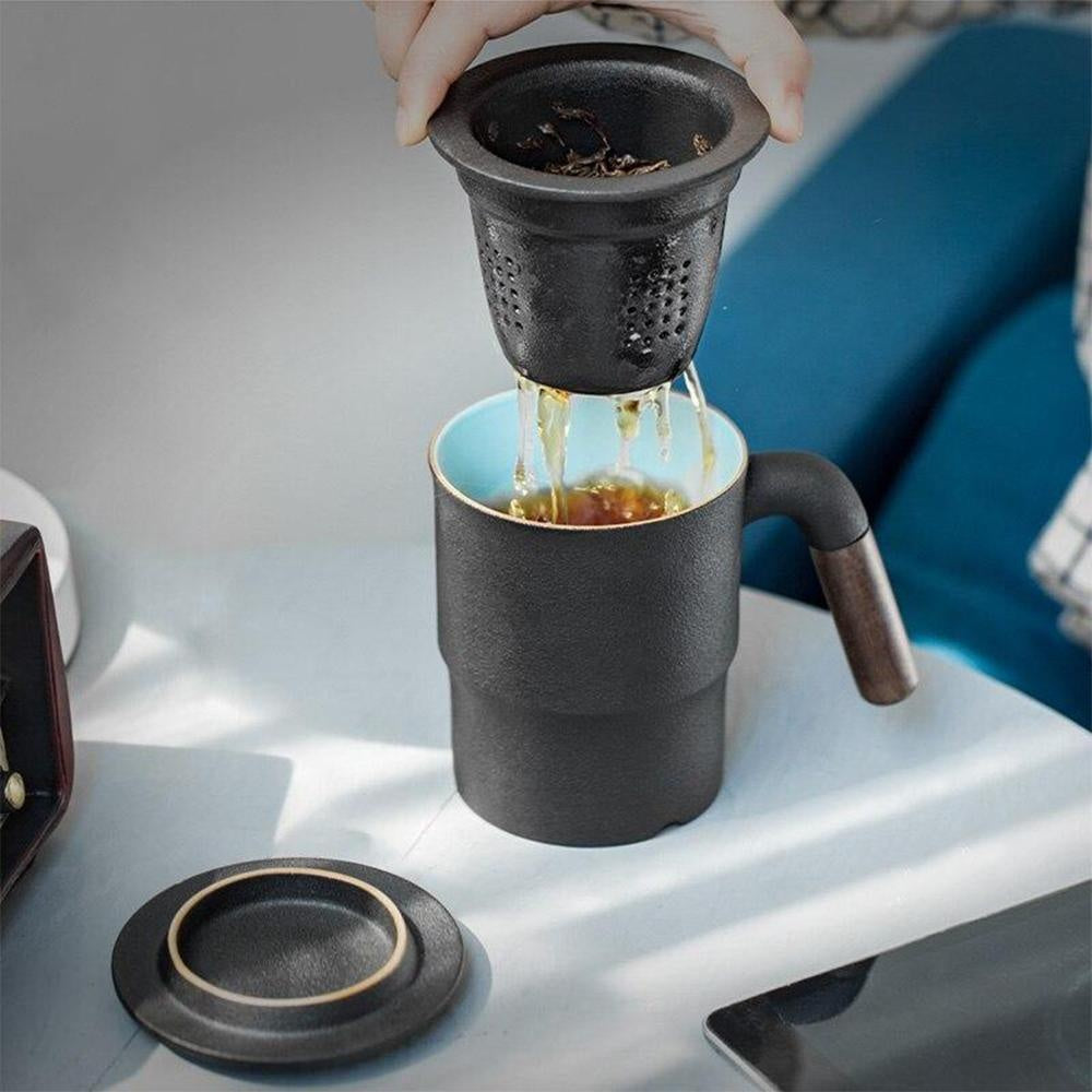 Hochwertige tiefblaue Keramiktasse mit Sieb & Deckel, perfekt zur Teezubereitung.
